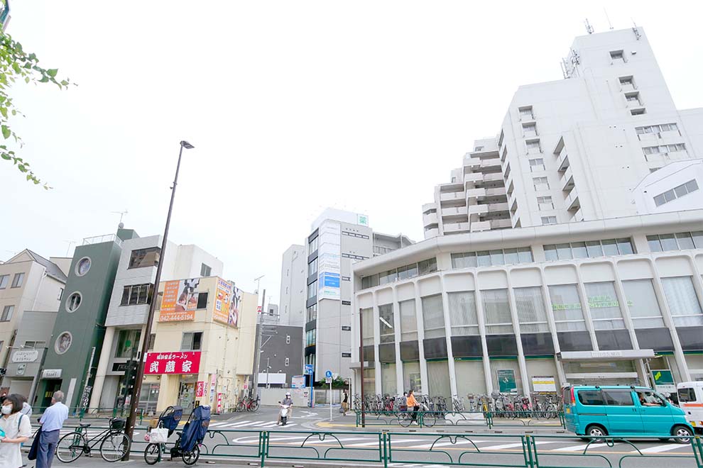 国領駅南口のタクシー乗り場を背にすると、三井住友銀行の向こうに見えるビルです。